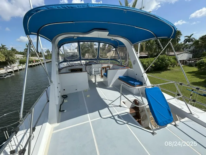 Slide: The Image of 48' DeFever flybridge forward - 5592112