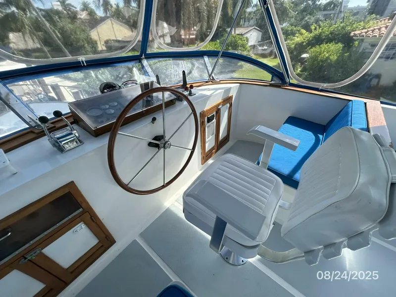Slide: The Image of 48' DeFever flybridge helm1 - 5592114