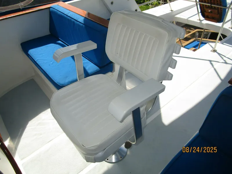 Slide: The Image of 48' DeFever flybridge helmseat - 5592179