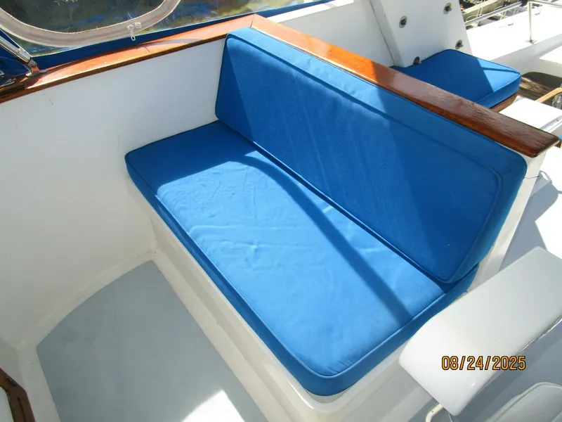 Slide: The Image of 48' DeFever flybridge starboard forward seating - 5592215