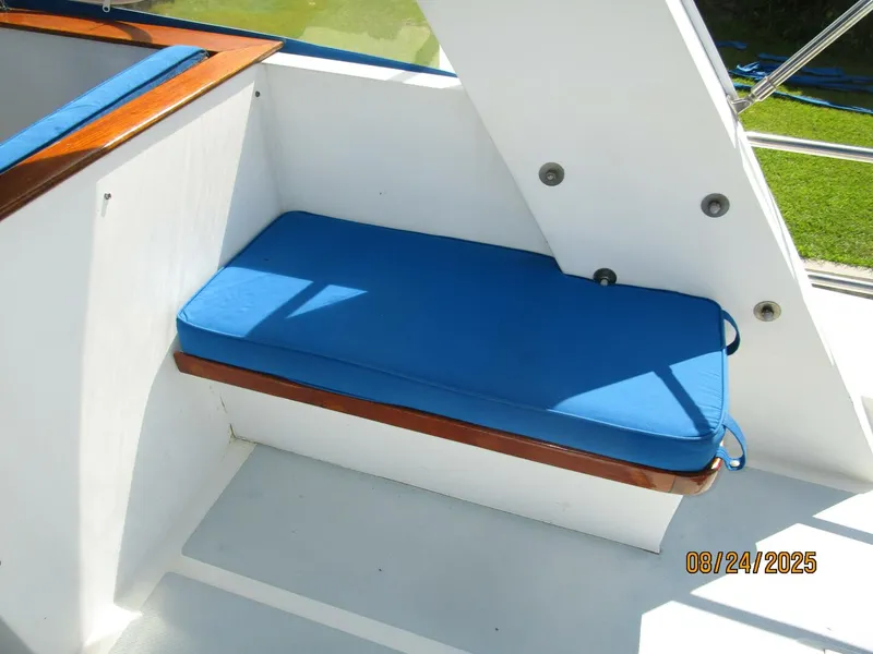 Slide: The Image of 48' DeFever flybridge starboard aft seating - 5592212