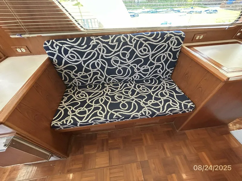 Slide: The Image of 48' DeFever salon starboard seating - 5592261