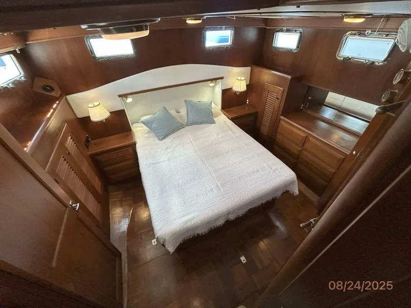 Slide: The Image of 48' DeFever master stateroom - 5592245