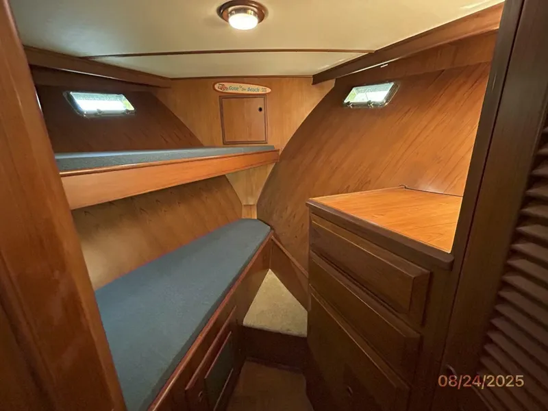 Slide: The Image of 48' DeFever forward guest stateroom - 5592226