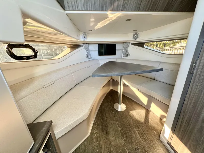 Slide: The Image of Sea Ray 320 Sundancer 2020 - 5784597