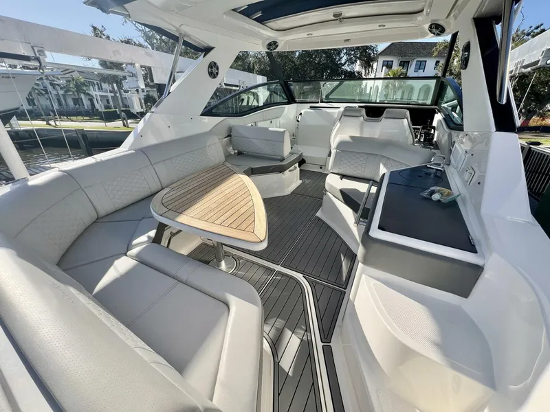 Slide: The Image of Sea Ray 320 Sundancer 2020 - 5784591
