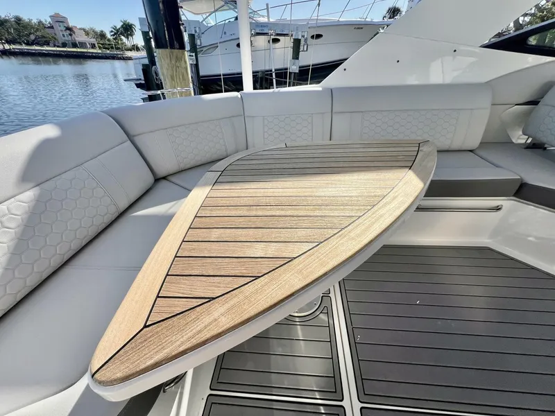 Slide: The Image of Sea Ray 320 Sundancer 2020 - 5784593