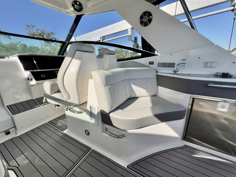 Slide: The Image of Sea Ray 320 Sundancer 2020 - 5784595