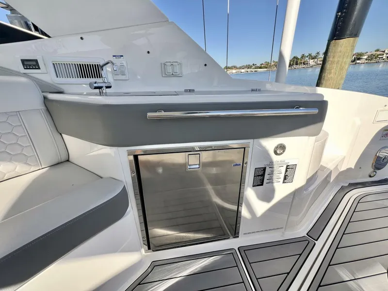 Slide: The Image of Sea Ray 320 Sundancer 2020 - 5784581