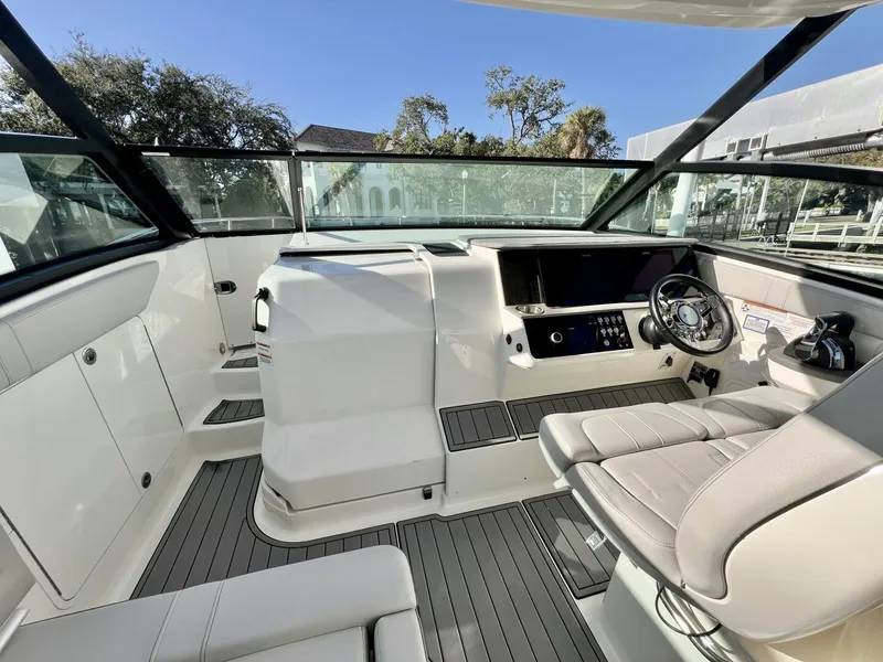 Slide: The Image of Sea Ray 320 Sundancer 2020 - 5784601