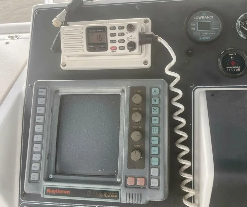 Slide: The Image of Standard VHF & Raytheon Radar - 5599950