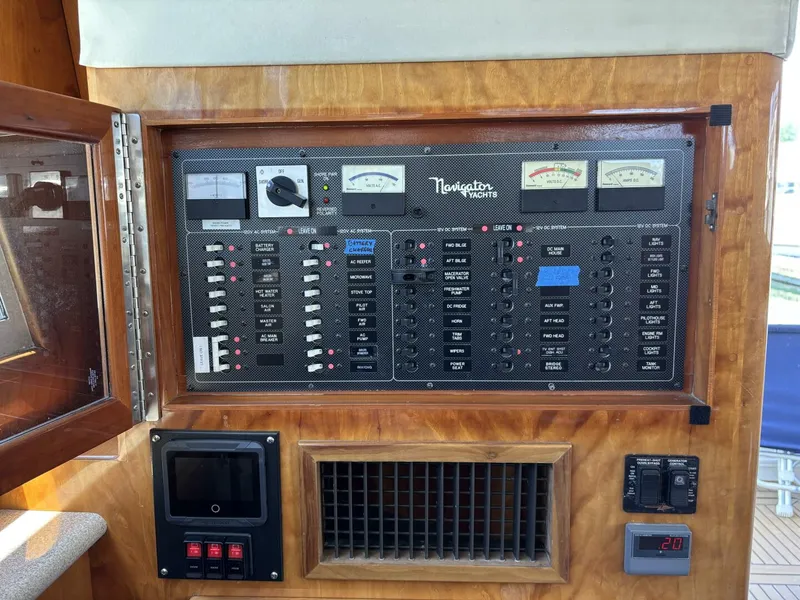 Slide: The Image of Navigator 4400 pilot house 2004 - 5594700