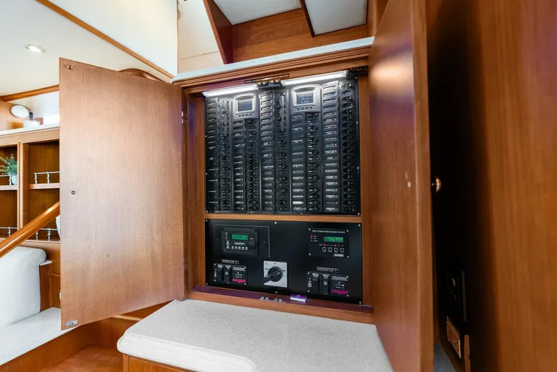 Slide: The Image of Grand Banks 72 Aleutian RP 2005 - 5818251