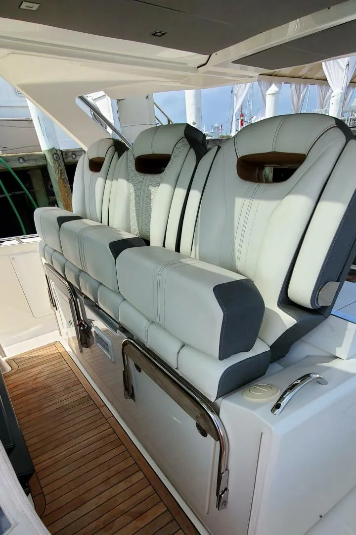 Slide: The Image of Tiara 38 LS 2021 - 5626410