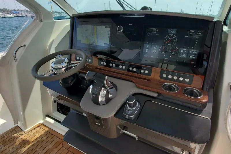 Slide: The Image of Tiara 38 LS 2021 - 5626406