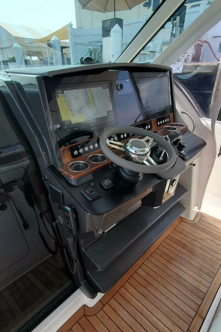 Slide: The Image of Tiara 38 LS 2021 - 5626407