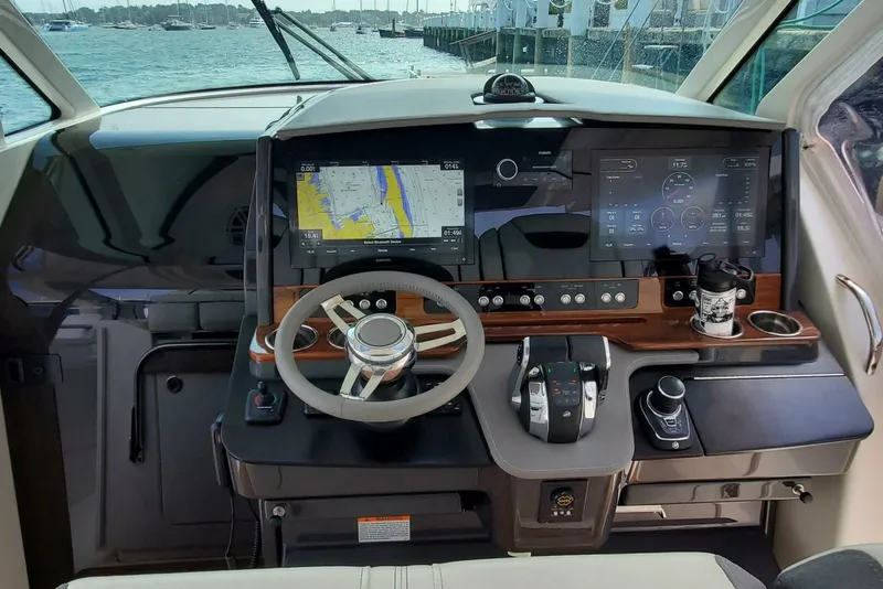 Slide: The Image of Tiara 38 LS 2021 - 5626409