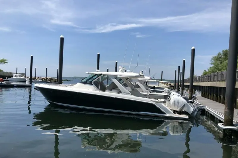 Slide: The Image of Tiara 38 LS 2021 - 5597798