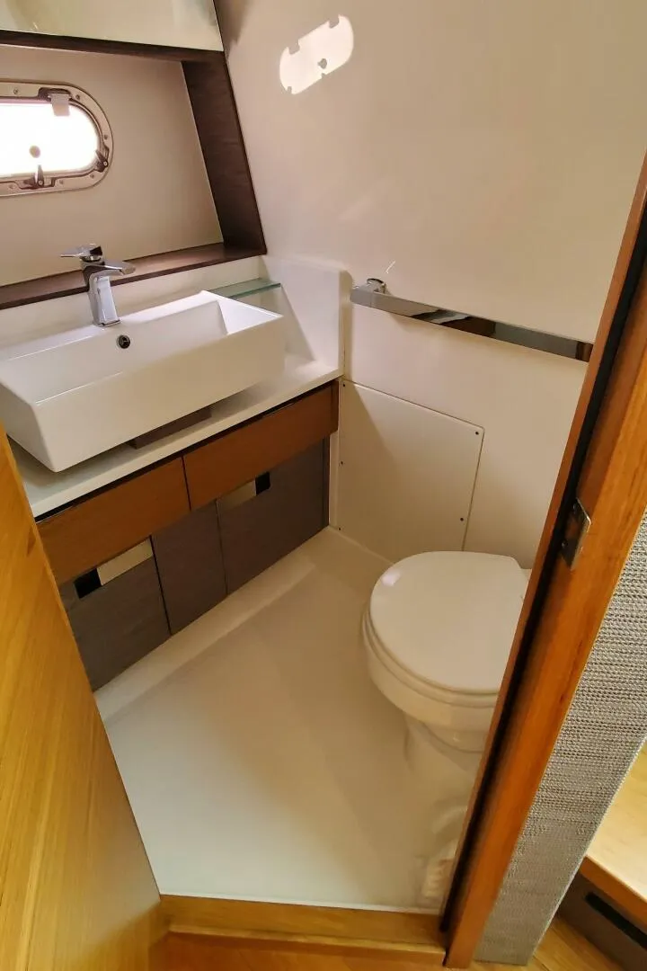 Slide: The Image of Tiara 38 LS 2021 - 5626402