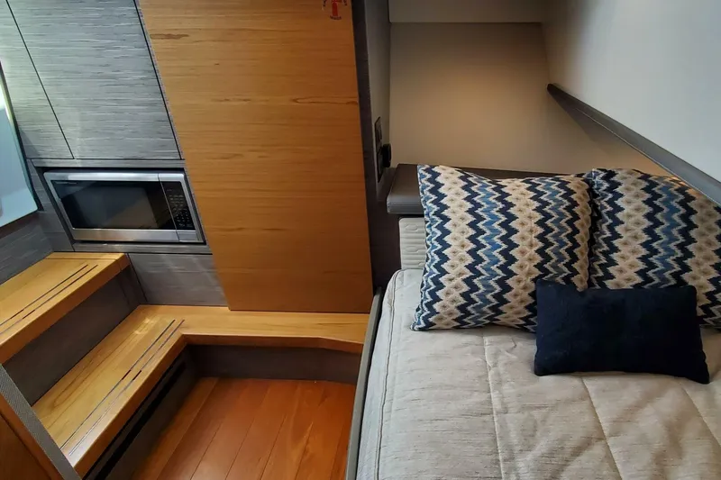 Slide: The Image of Tiara 38 LS 2021 - 5626403