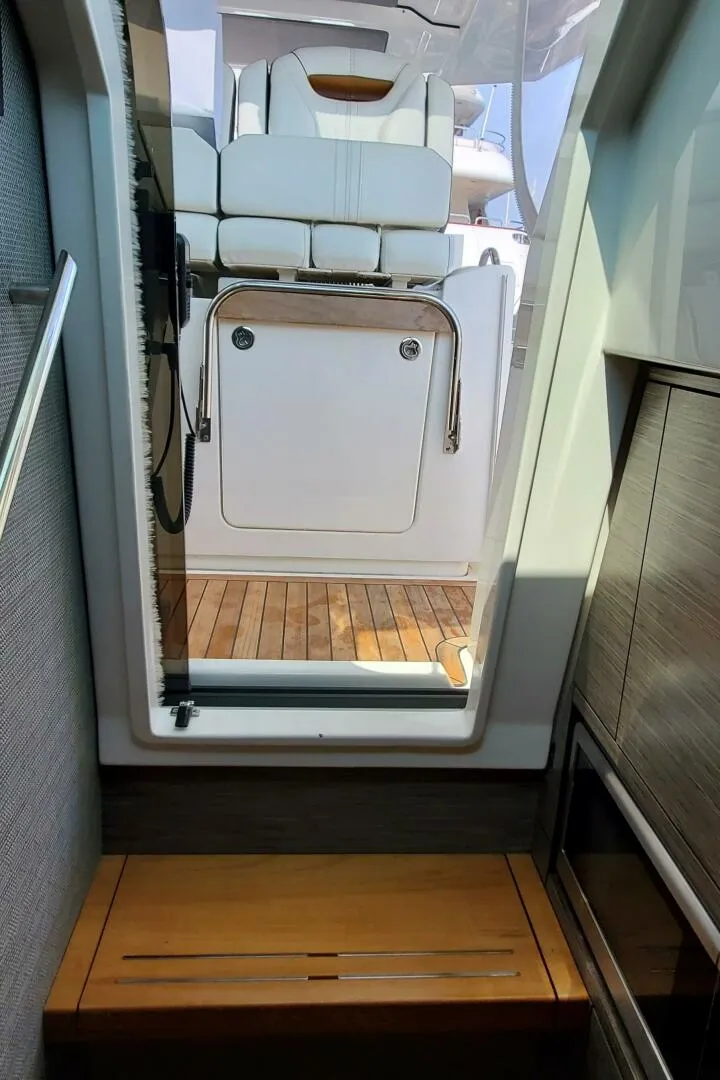 Slide: The Image of Tiara 38 LS 2021 - 5626404