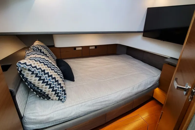 Slide: The Image of Tiara 38 LS 2021 - 5626401