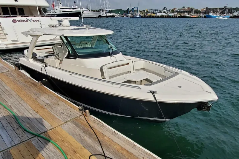 Slide: The Image of Tiara 38 LS 2021 - 5626417