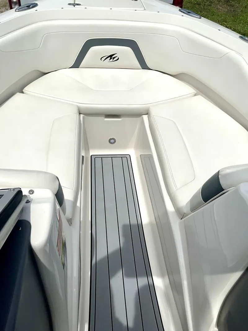 Slide: The Image of Monterey 224 FS 2012 - 5599919