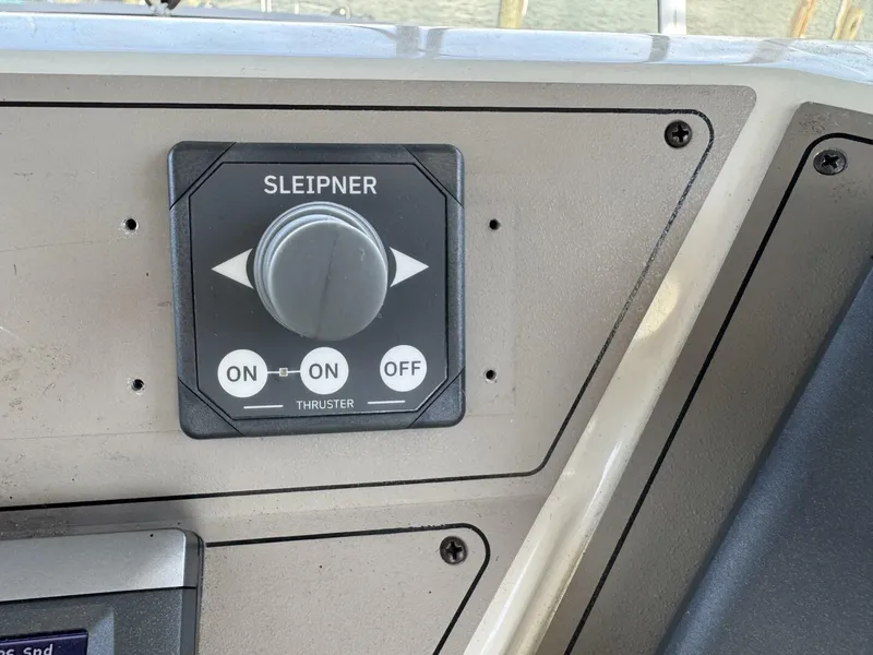 Slide: The Image of Carver 445 Aft Cabin Motor Yacht 1997 - 5600098