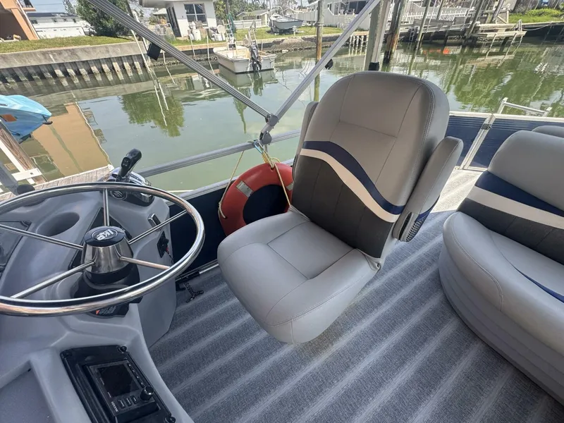 Slide: The Image of Leisure Kraft Pontunes Inc Prestige 2635 LX Tri-Toon 2021 - 5604002