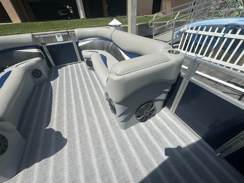 Slide: The Image of Leisure Kraft Pontunes Inc Prestige 2635 LX Tri-Toon 2021 - 5604004