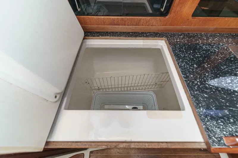 Slide: The Image of Hunter 37 1988 - 5604135