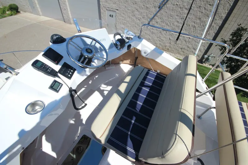 Slide: The Image of Ranger Tug R-31 Command Bridge LE 2020 - 5601349