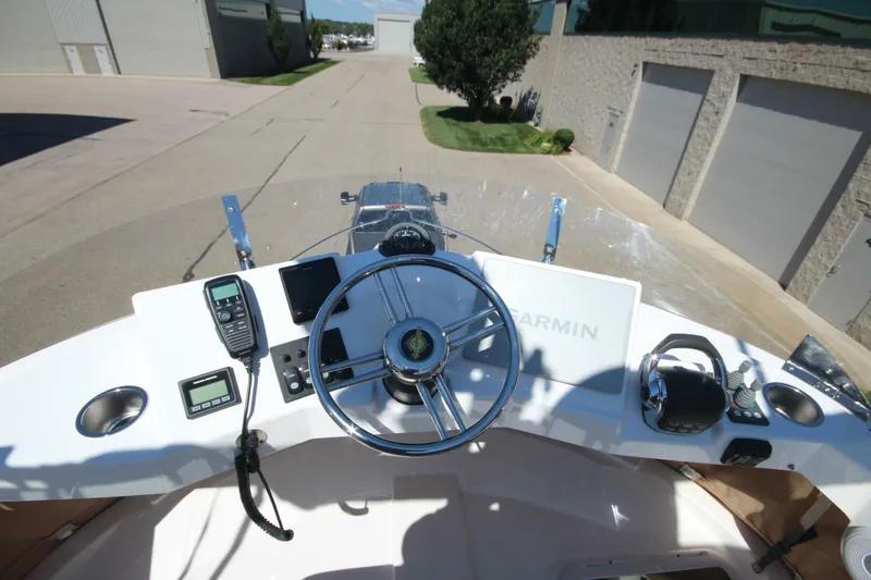 Slide: The Image of Ranger Tug R-31 Command Bridge LE 2020 - 5601351