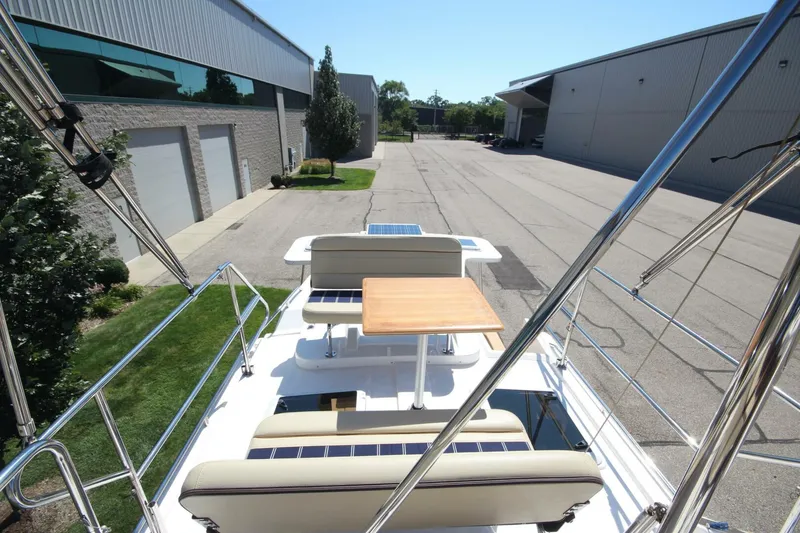 Slide: The Image of Ranger Tug R-31 Command Bridge LE 2020 - 5601352