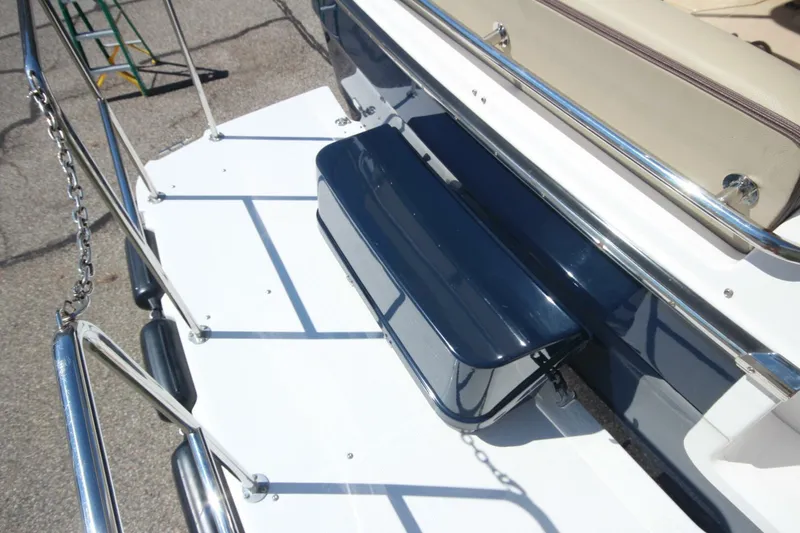 Slide: The Image of Ranger Tug R-31 Command Bridge LE 2020 - 5601368