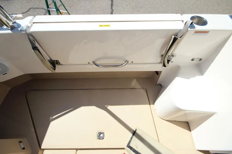 Slide: The Image of Ranger Tug R-31 Command Bridge LE 2020 - 5601370