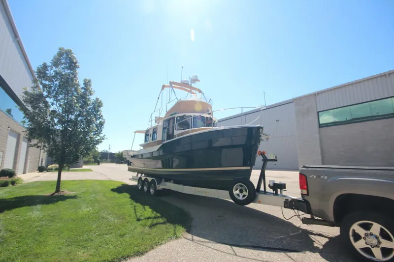 Slide: The Image of Ranger Tug R-31 Command Bridge LE 2020 - 5601360