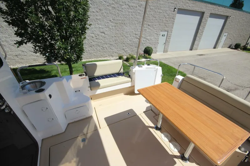 Slide: The Image of Ranger Tug R-31 Command Bridge LE 2020 - 5601374