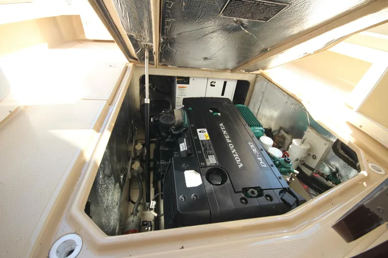 Slide: The Image of Ranger Tug R-31 Command Bridge LE 2020 - 5601382