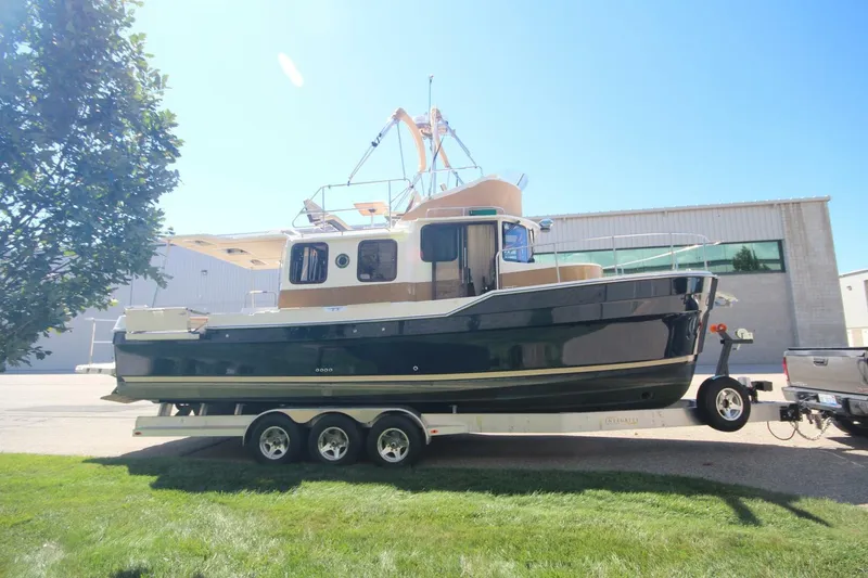 Slide: The Image of Ranger Tug R-31 Command Bridge LE 2020 - 5601362