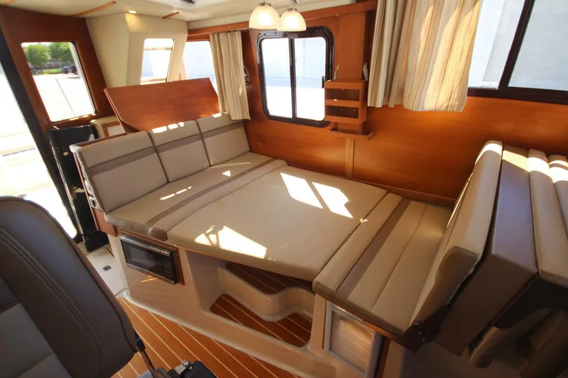 Slide: The Image of Ranger Tug R-31 Command Bridge LE 2020 - 5601396