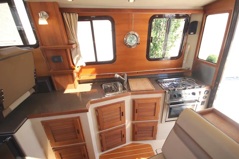 Slide: The Image of Ranger Tug R-31 Command Bridge LE 2020 - 5601398