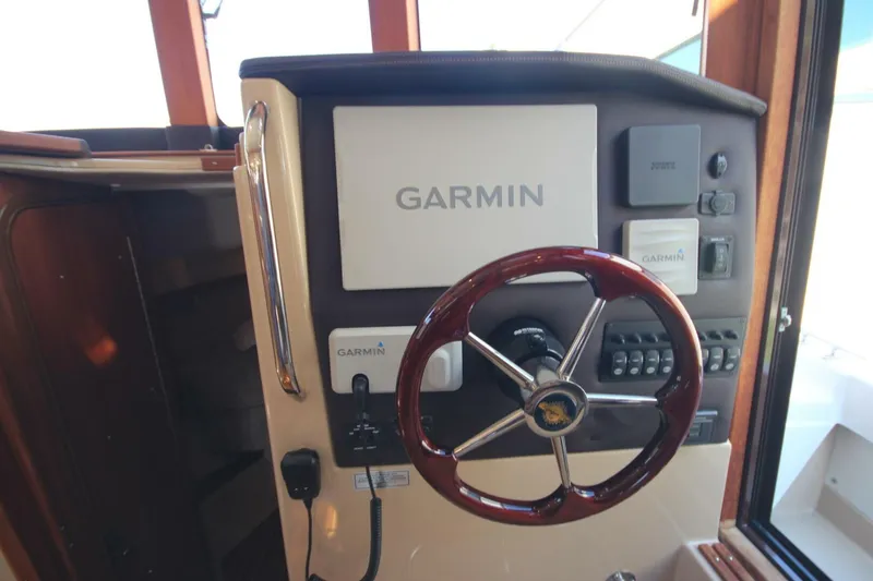 Slide: The Image of Ranger Tug R-31 Command Bridge LE 2020 - 5601405