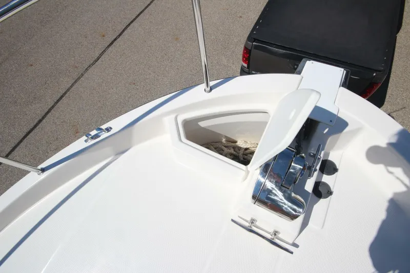 Slide: The Image of Ranger Tug R-31 Command Bridge LE 2020 - 5601418