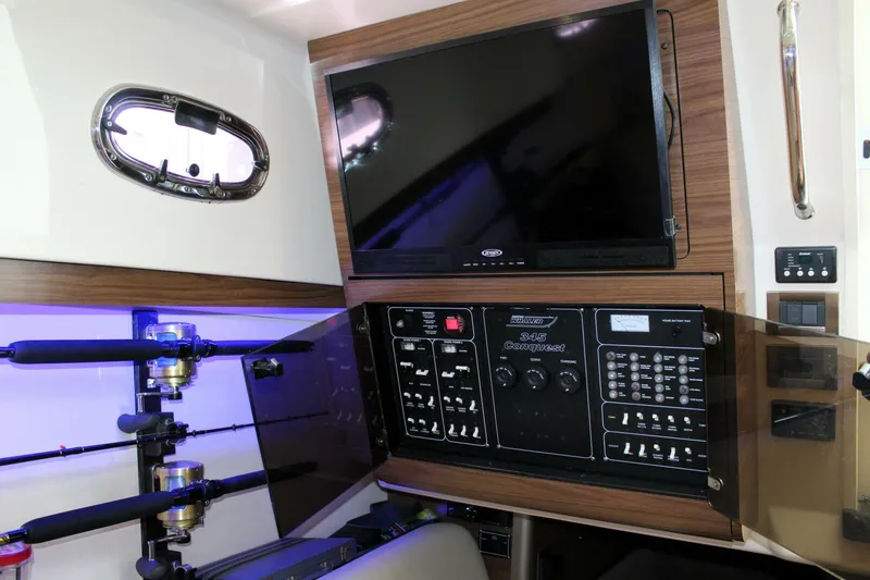 Slide: The Image of Boston Whaler 345 Conquest 2017 - 5601581