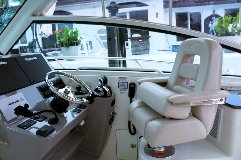 Slide: The Image of Boston Whaler 345 Conquest 2017 - 5601599