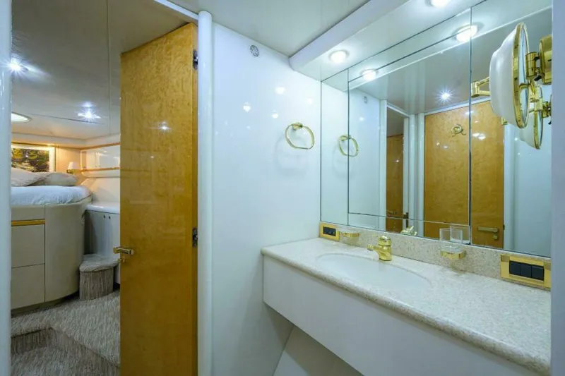 Slide: The Image of Lazzara 80 LOST TEXAN - Forward Head 1998 Lazzara 80  Cockpit Motoryacht LOST TEXAN - 5603310