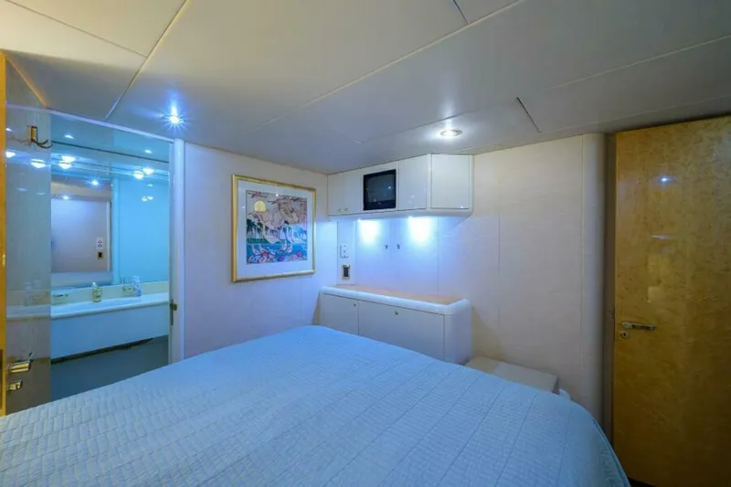 Slide: The Image of Lazzara 80 LOST TEXAN - Port Guest Stateroom 1998 Lazzara 80 Cockpit Motoryacht LOST TEXAN - 5603312