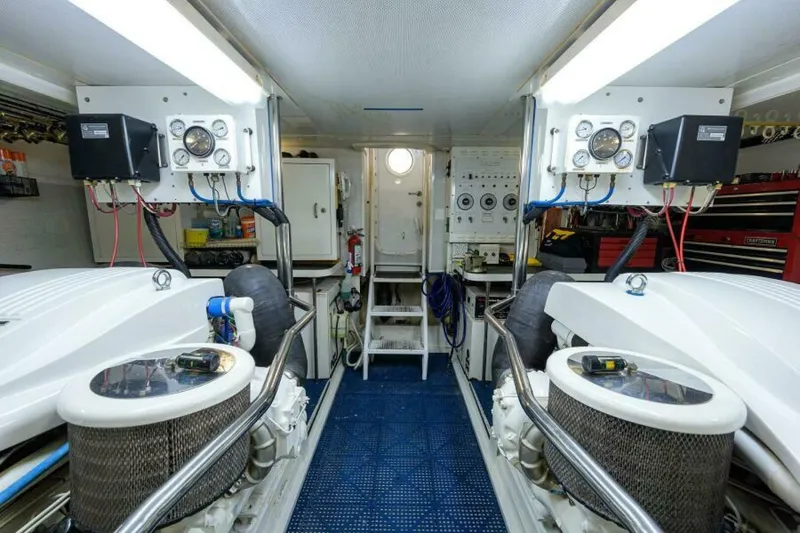 Slide: The Image of Lazzara 80 LOST TEXAN - Engine Room 1998 Lazzara 80 Cockpit Motoryacht LOST TEXAN - 5603337